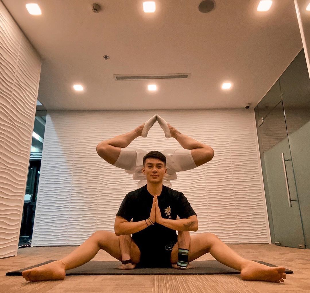 练瑜伽的帅哥,身体超级柔软,能做各种姿势动作!
