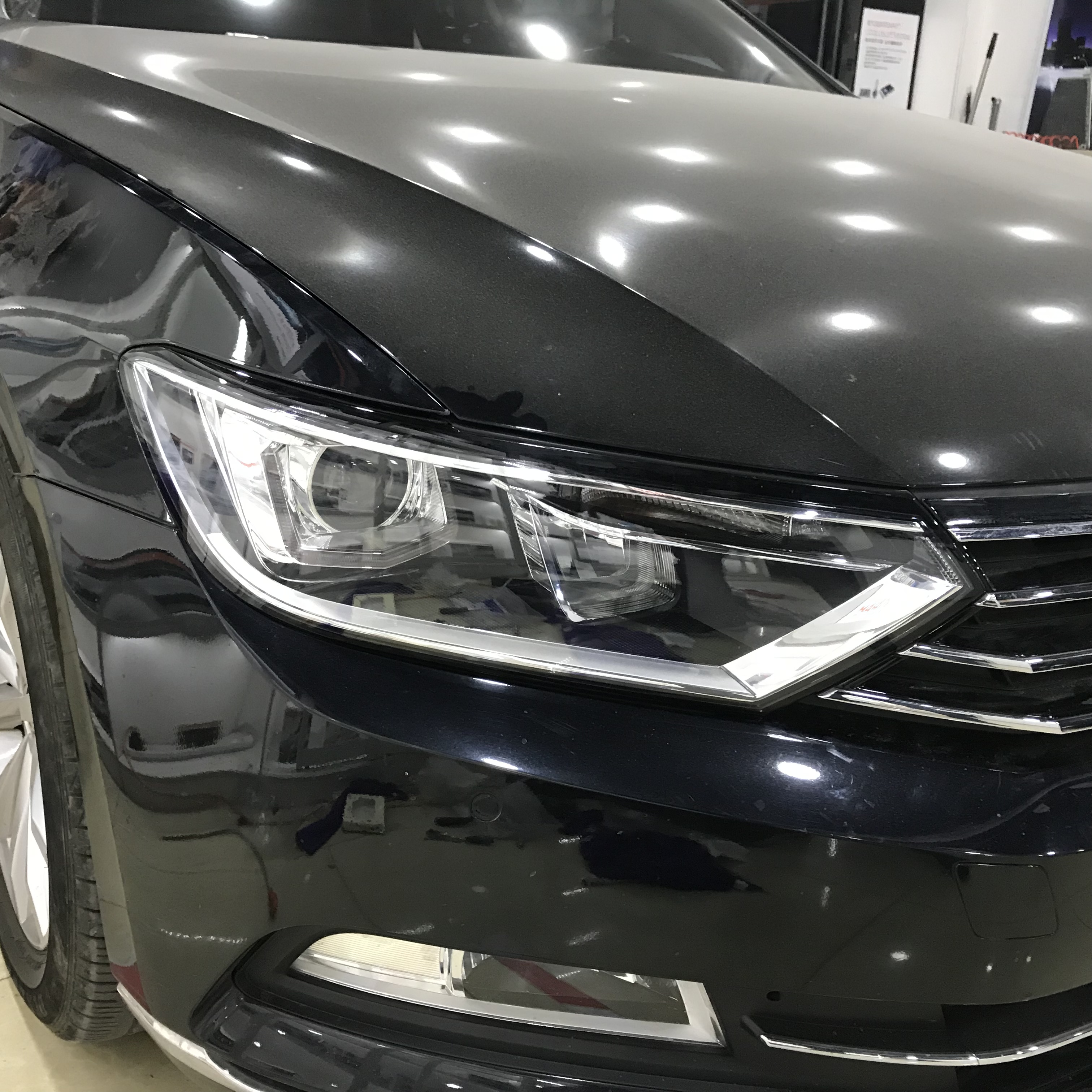 迈腾左前大灯下面挤凹陷进去了,换一个多多少钱