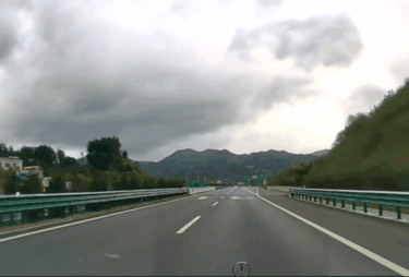 奔驰高速被追尾 后车上演“刀片超车”:一路火花相当丝滑-有驾 奔驰高速被追尾 后车上演“刀片超车”:一路火花相当丝滑-有驾
