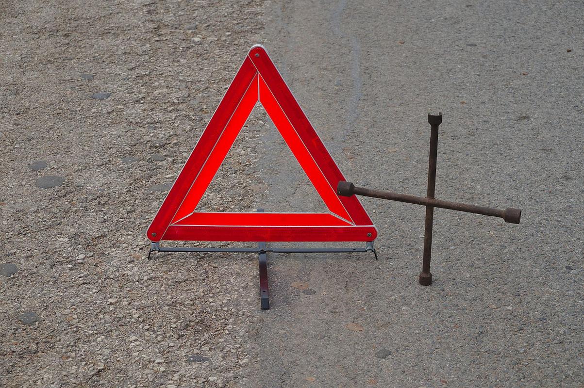 地上白色三角形交通标志