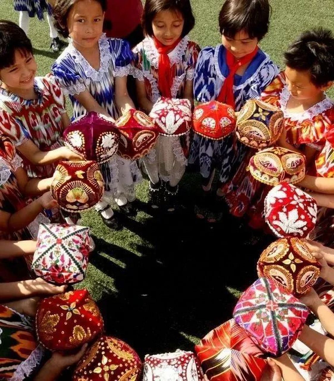 花帽,在新疆有着另一个名字——"朵帕" 花帽在维吾尔族的生活中是不可