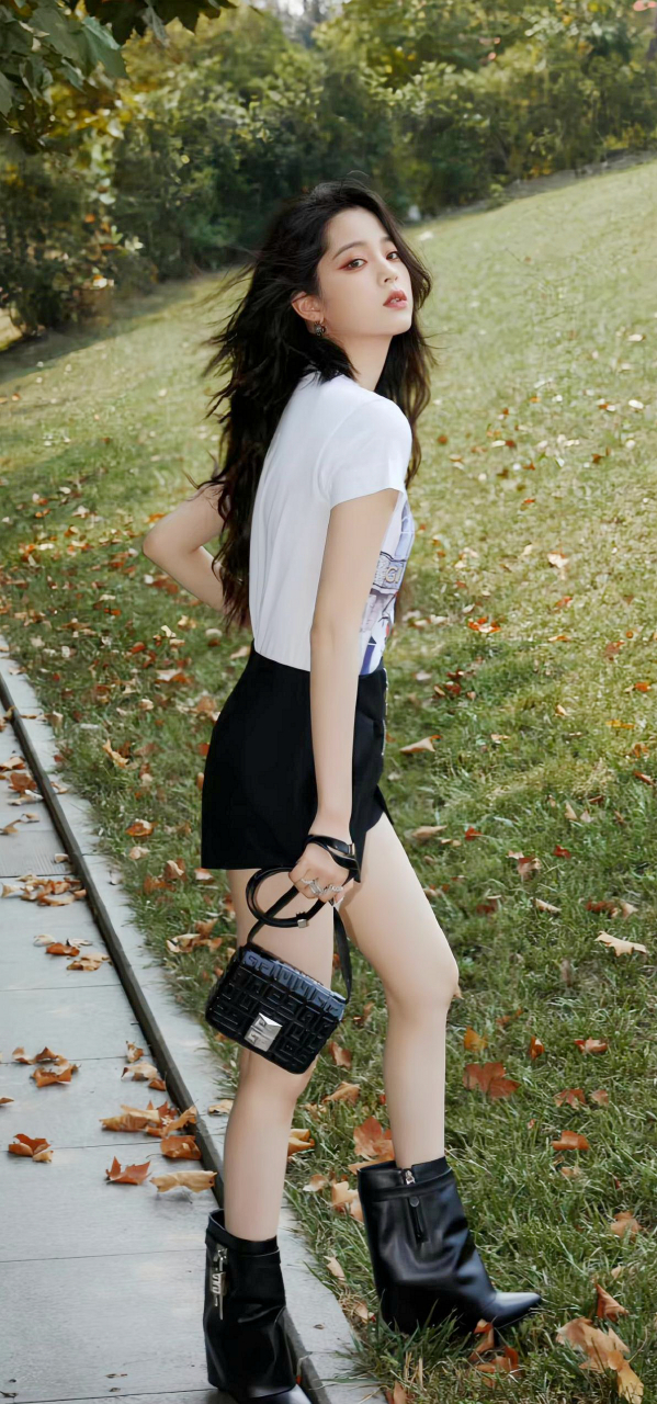 欧阳娜娜黑裙秀美腿