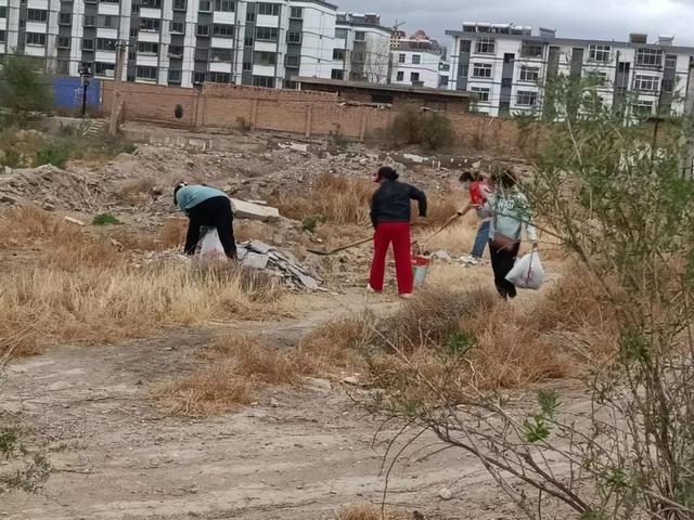 长征街道铁路社区开展"全域无垃圾,创造新环境"卫生治理活动