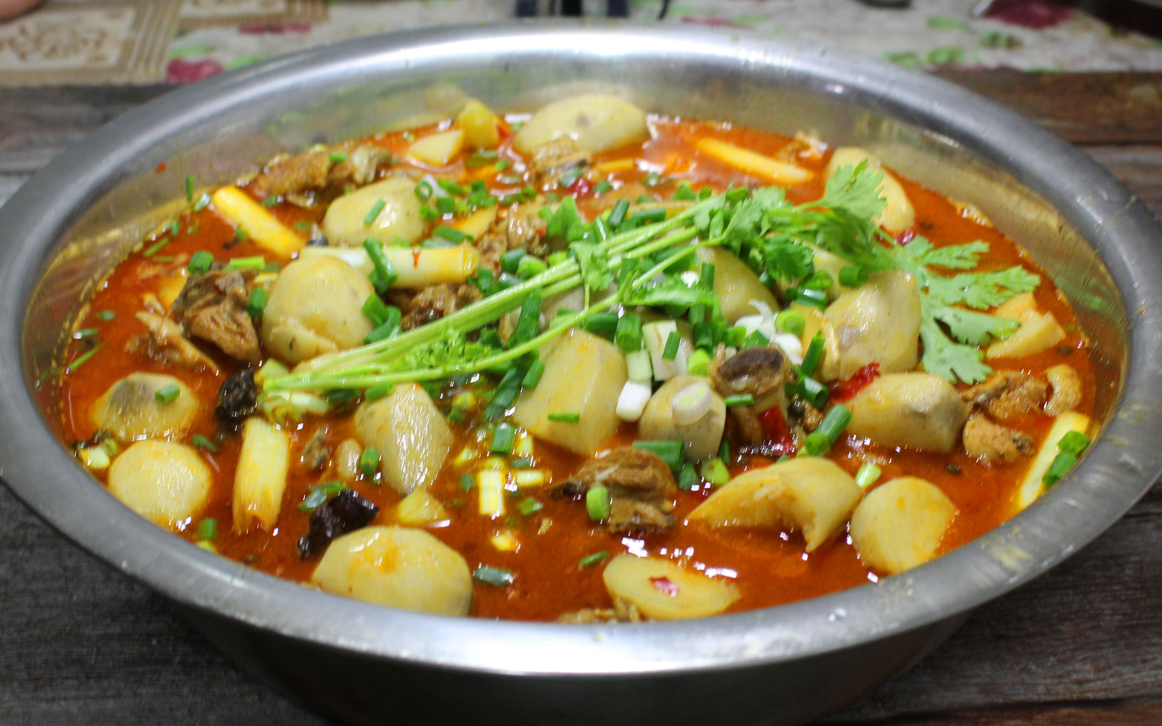 天冷最爱一锅炖,鸡肉香辣细嫩,芋头比鸡还好吃