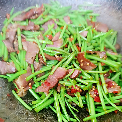 吃出健康,解决假胖 泥蒿炒腊肉