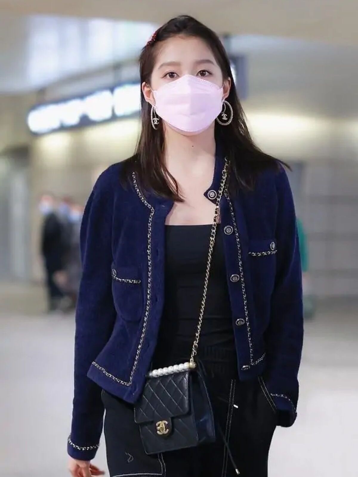 关晓彤穿搭真挺"潮"的,服装休闲也显高级气质,照着穿也不出错