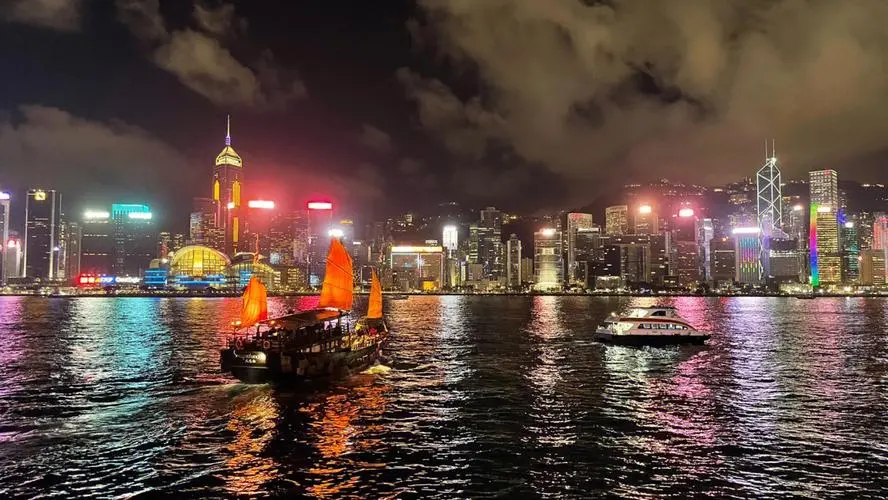 五光十色的霓虹灯招牌令香港夜景蜚声国际,吸引不少游客慕名而来