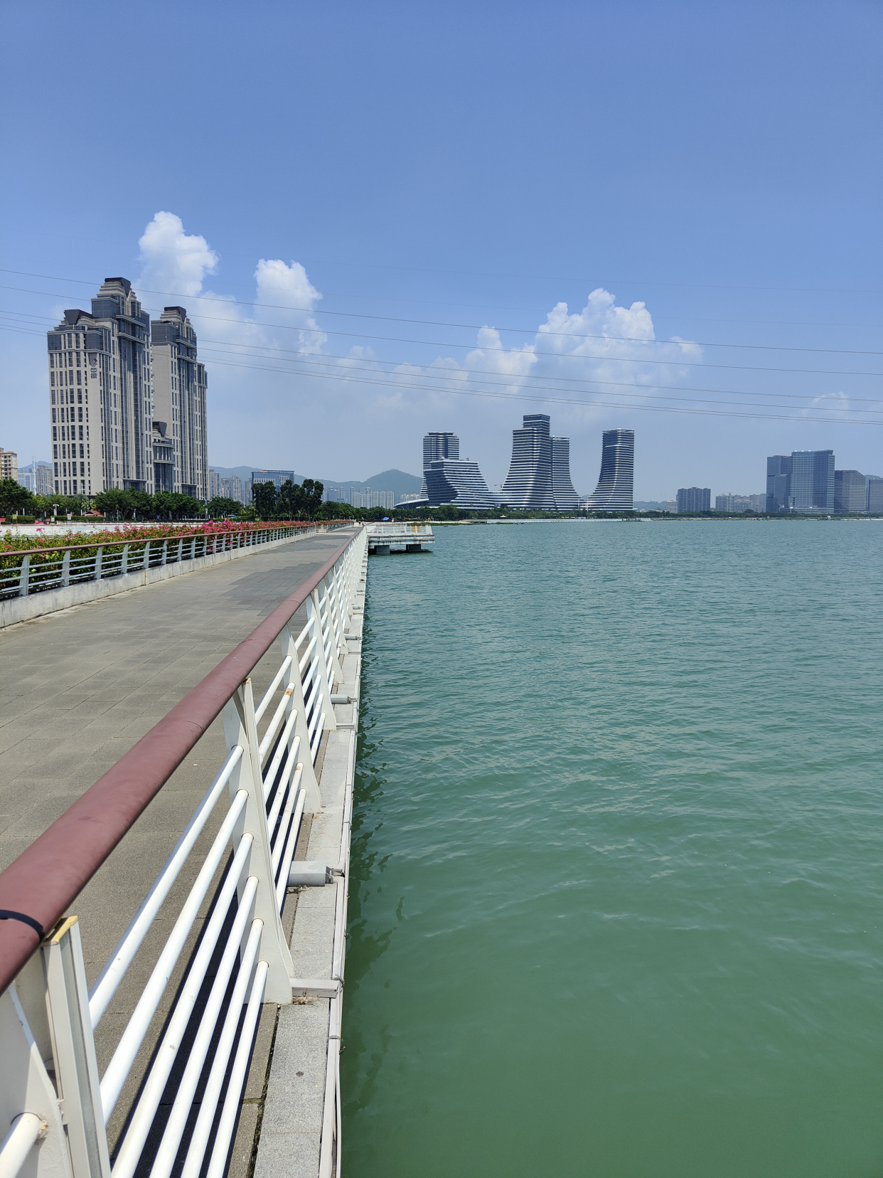 海沧湾是一座沿海湾线打造出的带状公园,厦门旅游的绝佳地方