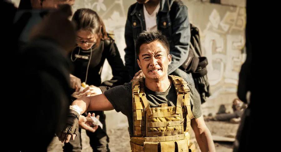 看了吴京全身缝100多针的照片,才知真正的强者,是以伤疤为勋章