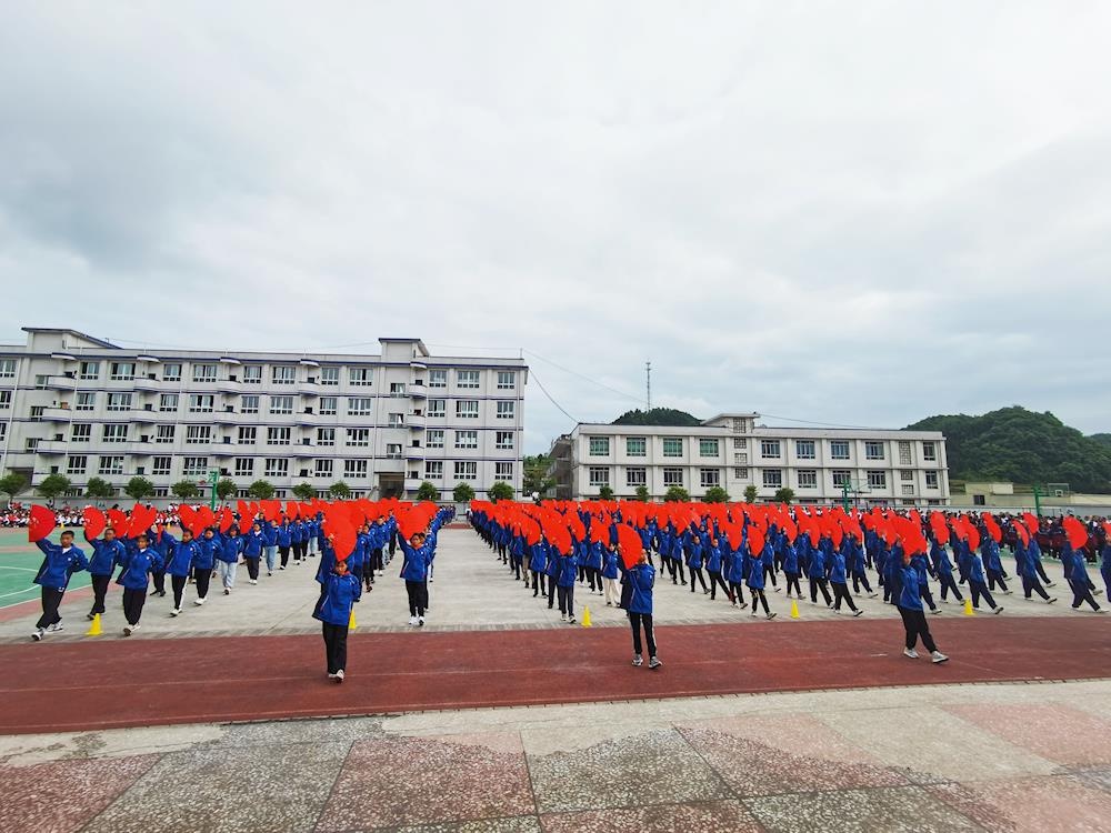 摩尼中学举行大课间"功夫扇"展示比赛