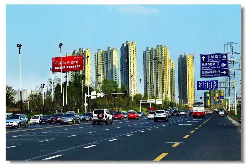 成都成龙大道十字路口为啥全封闭?