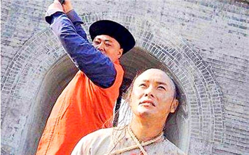 谭嗣同就义时,被钝刀砍了30多刀才断气?围观百姓:这是在锯头