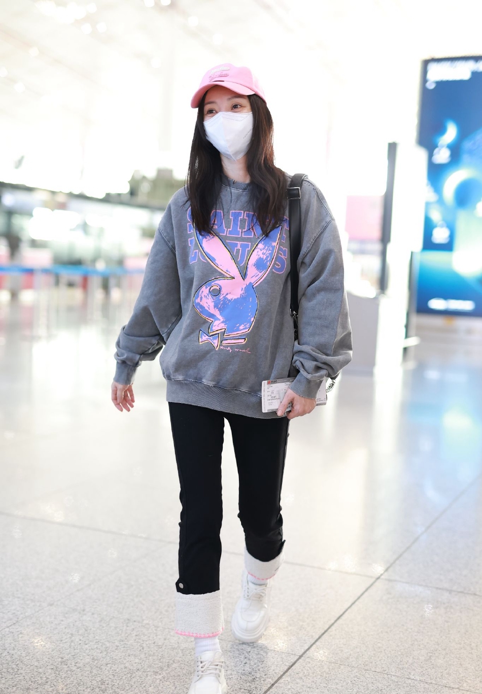 柳岩现身机场,圆领卫衣搭小黑裤休闲减龄,42岁美得像22岁!