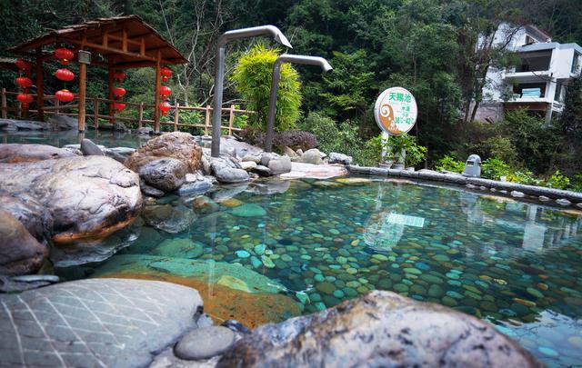 春节期间,桂林龙胜温泉旅游度假区游客络绎不绝,熙熙攘攘