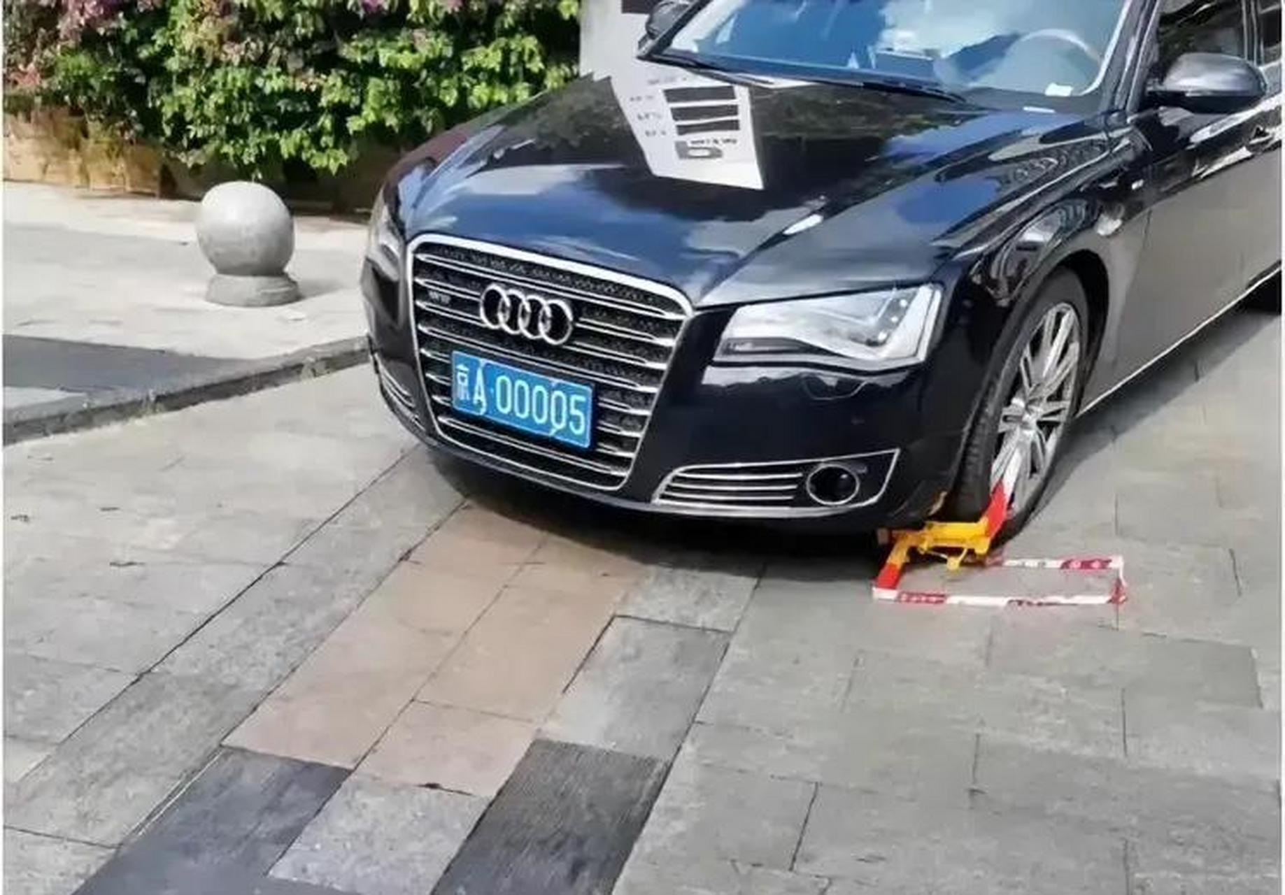 保安锁车京a00005奥迪车1分钟,被带走,这办事效率杠杠滴!