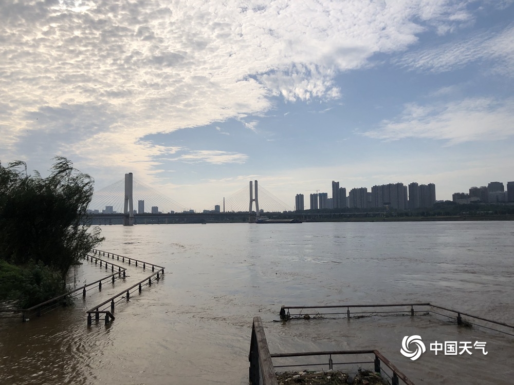 湘江湘潭段水位暴涨 水流湍急淹没观光栈道