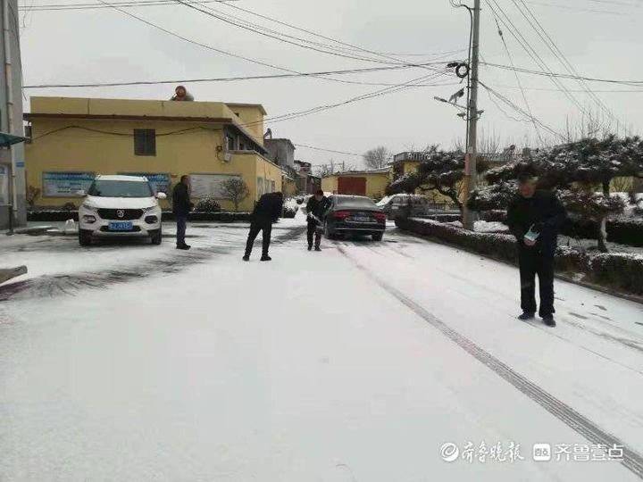 省庄镇:雪后保通畅 叶家庄村道路除雪忙