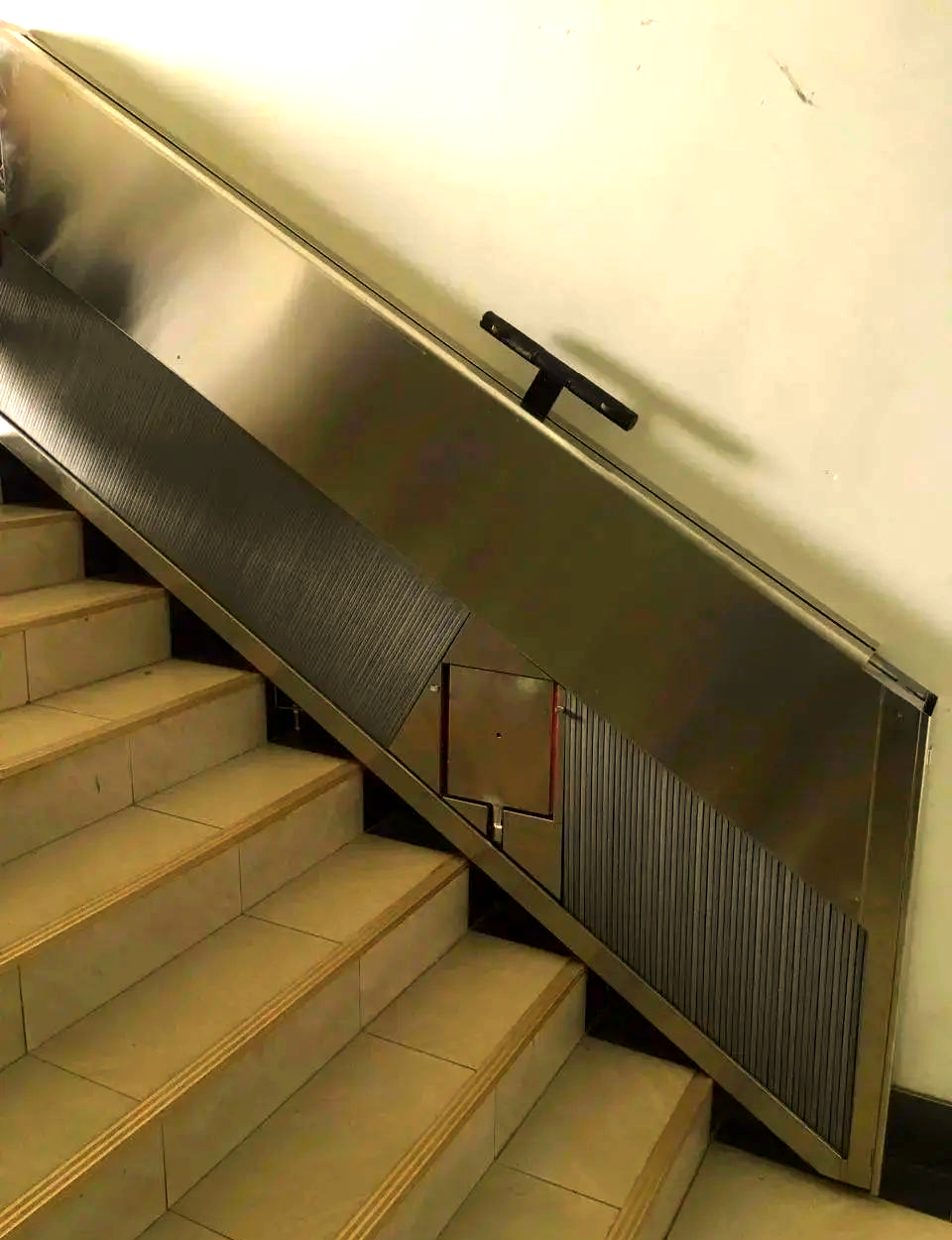 再来看我们最初提及的"分段式"楼道设计,其电梯踏板尺寸适中,恰好能