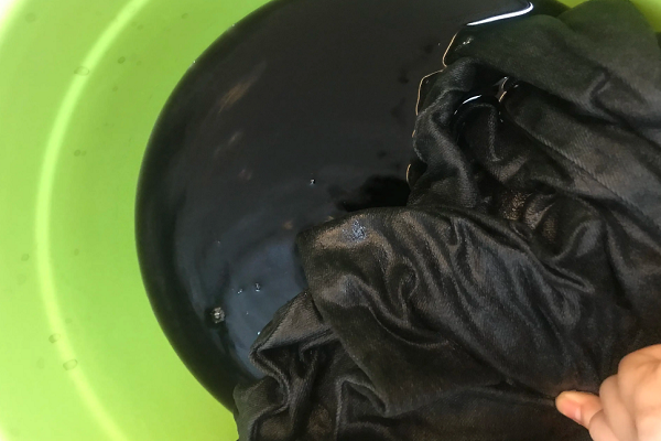 牛仔裤掉色染到其他衣服怎么办