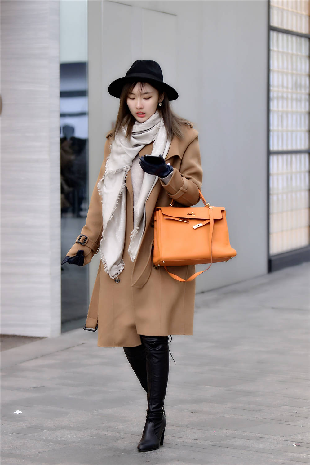 棕色呢子大衣,搭配黑色过膝皮靴,粗跟款式,衬托身材