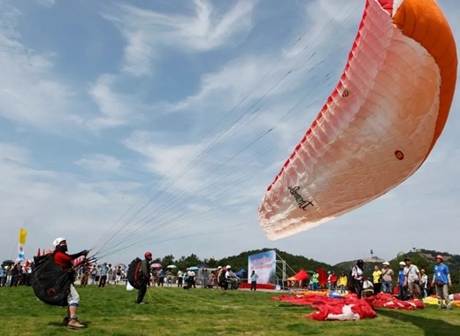 慈溪伏龙山滑翔伞基地获得浙江省运动休闲旅游优秀项目