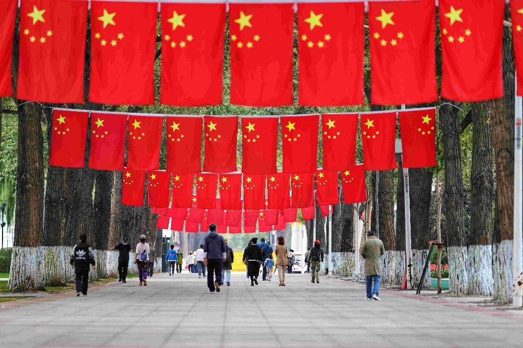 挂国旗迎国庆 哈尔滨市街头洋溢"中国红"