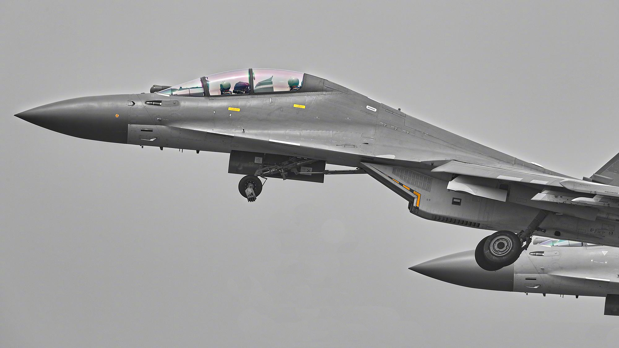 歼-16数量已超200架,不是很贵吗?我国空军为何还买这么多?