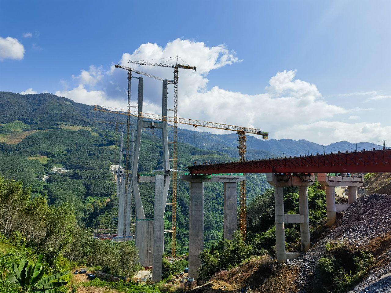 云南勐绿高速公路李仙江特大桥主桥首片钢梁吊装成功