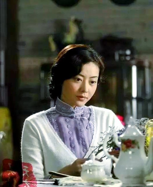 熊黛林,这位在《叶问》中饰演叶问妻子的出色演员,拥有着1米78的模特