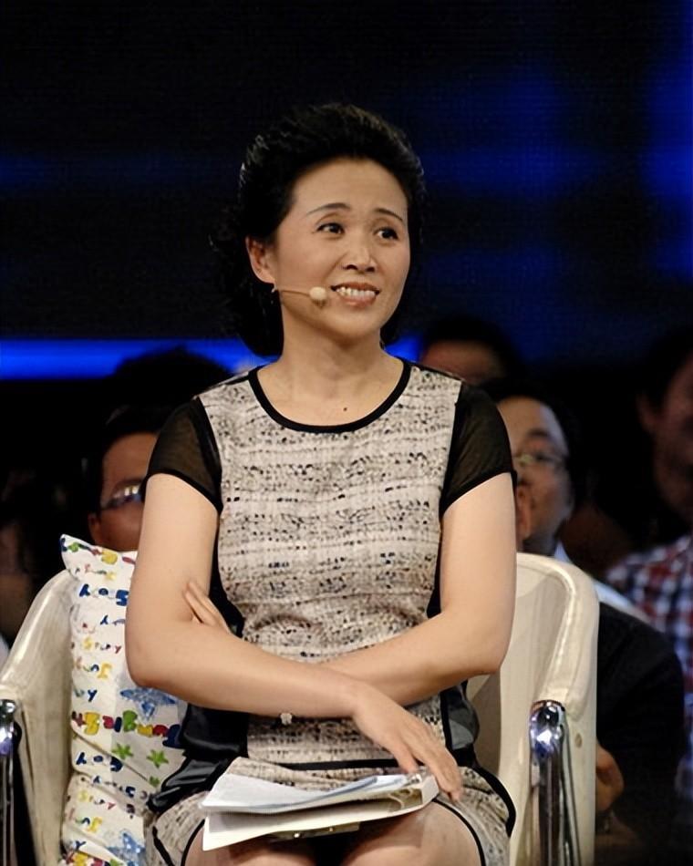 这还是《非诚勿扰》里的导师黄菡吗?时隔7年荧幕露脸,判若两人