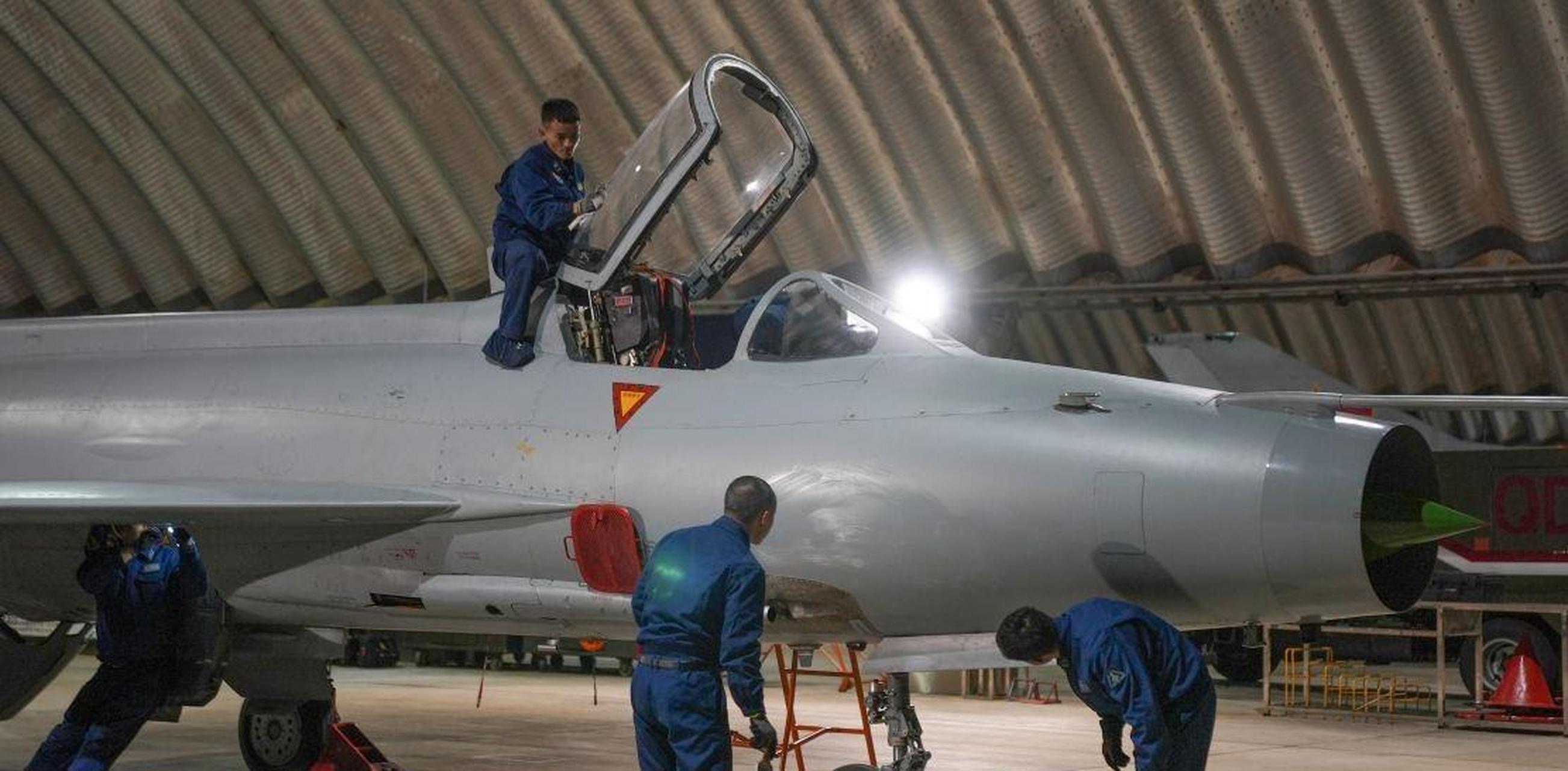 南部战区空军航空兵某部紧贴实战要求,组织开展歼-7实弹射击训练,用以