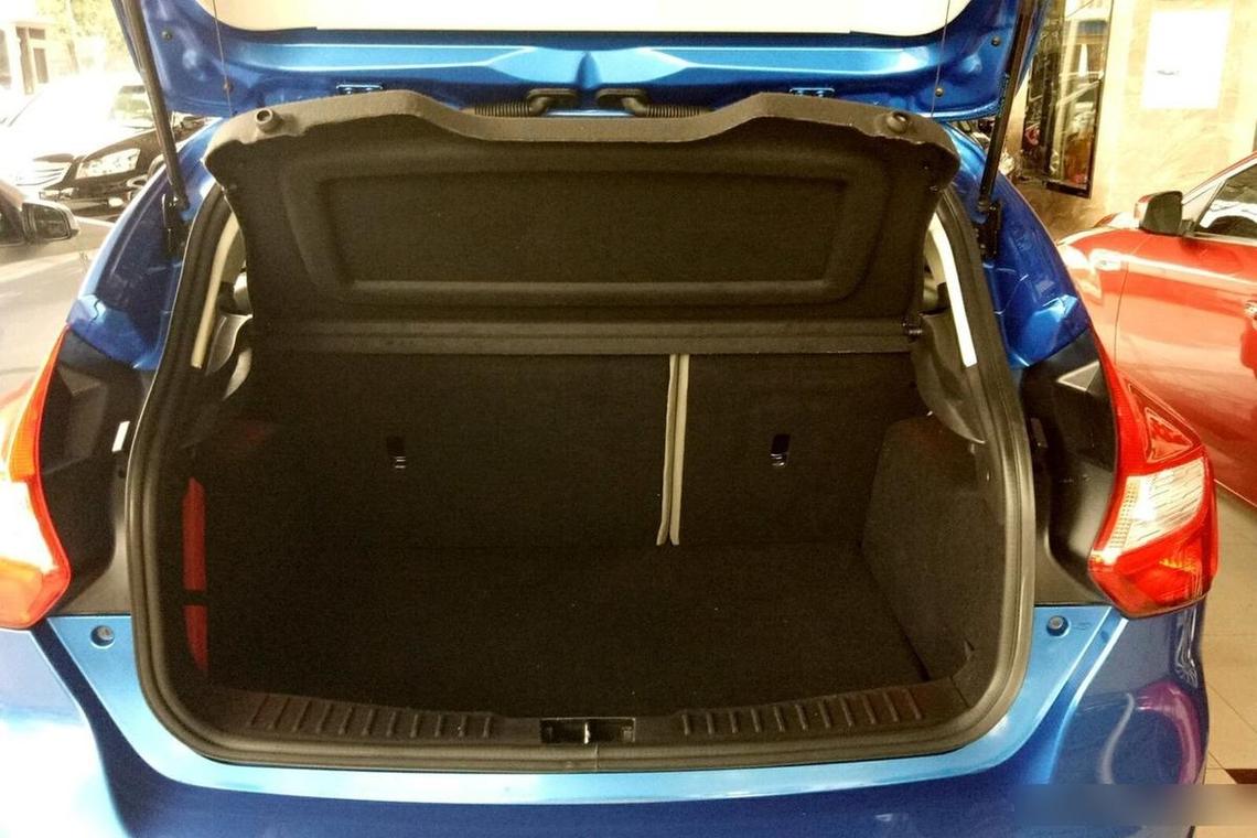 拆卸福睿斯车的后备箱盖时,先打开盖子,随后卸下推针,并掀开内部的侧