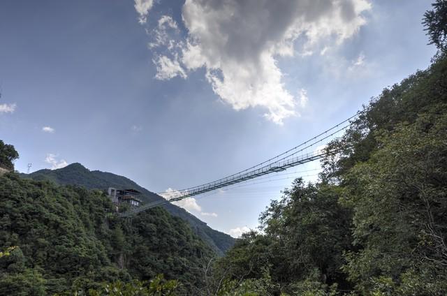 站在南丹山玻璃桥犹如踩空在空中让你仿佛行走在云端