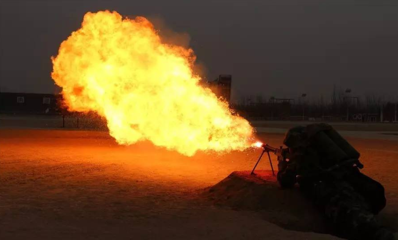 同样是火焰喷射器,西方的能喷18次,中国的却只能喷3次