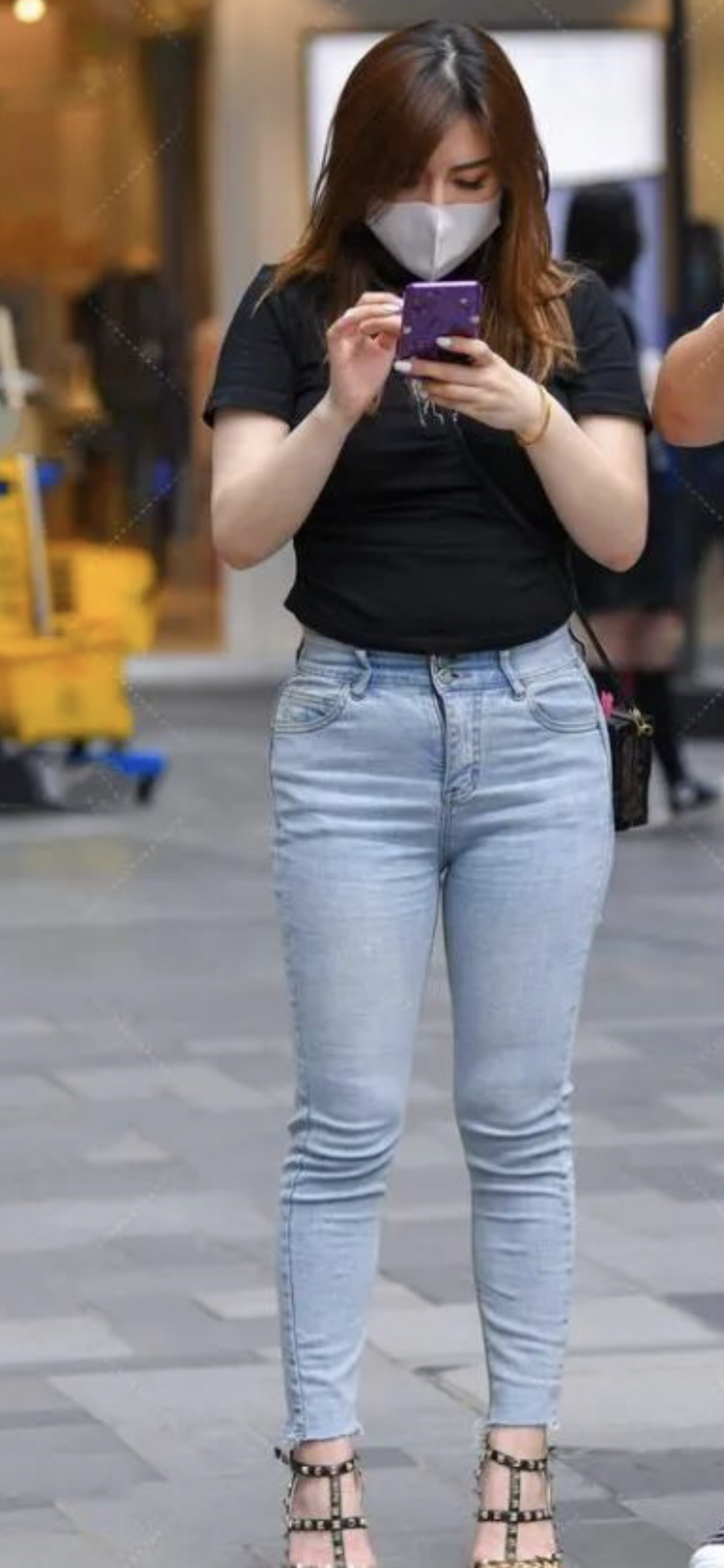 黑t恤搭配简单牛仔裤,干净利落,胖女孩夏天的福音!