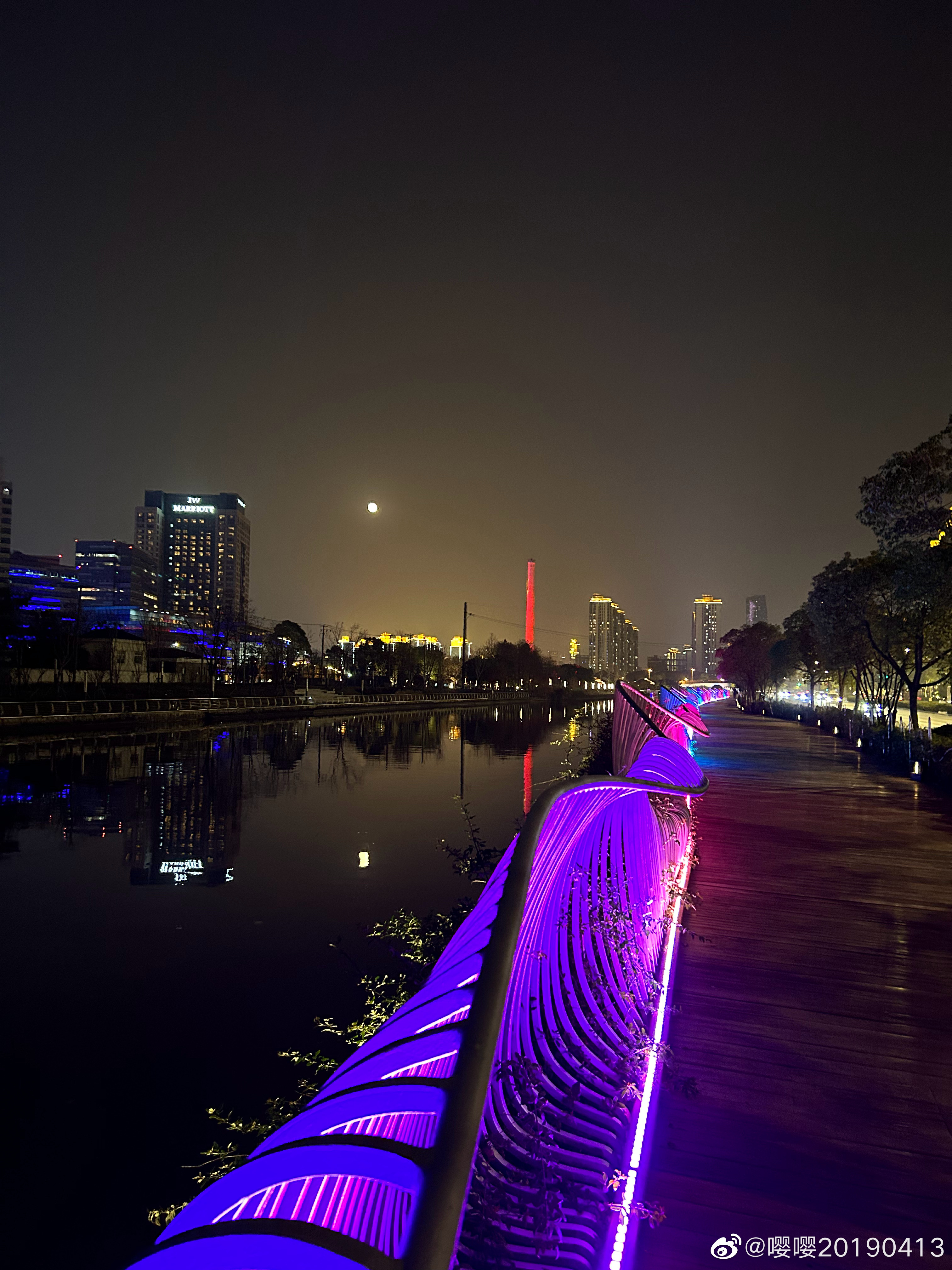 晚上在苏州河边,散步 上海·苏州河景观步廊