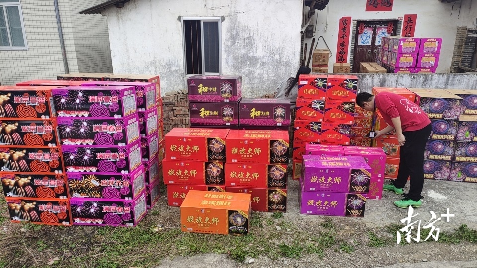 严守岁末安全关!天堂镇缴获价值超10万元非法烟花爆竹