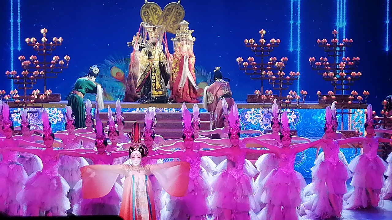 西安大唐芙蓉园凤鸣九天剧院演出的《梦回大唐》剧照