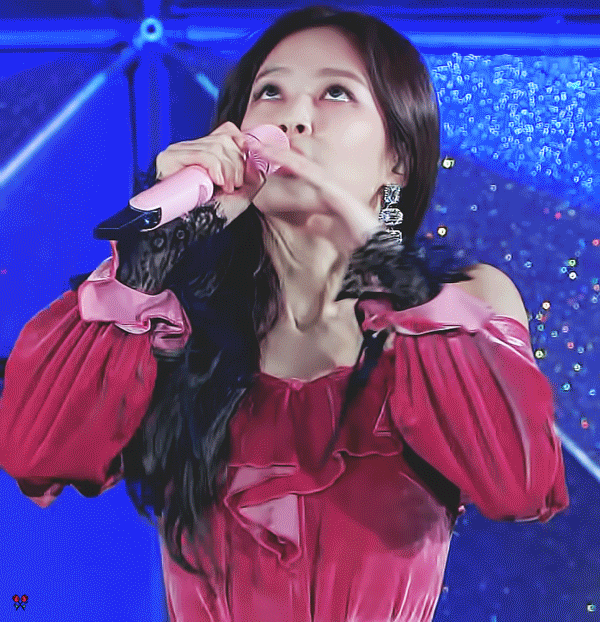 泪点瞬间!jennie演唱会上的痛苦与感慨让全场观众心碎!