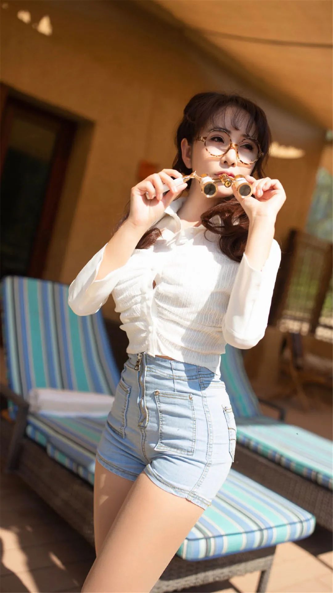 颜值在线丨气质眼镜长腿美女牛仔短裤高跟鞋