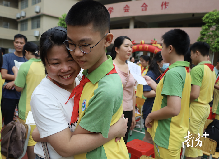 毕业礼"名场面"来啦!茂名市双山小学"最后一课"仪式感满满