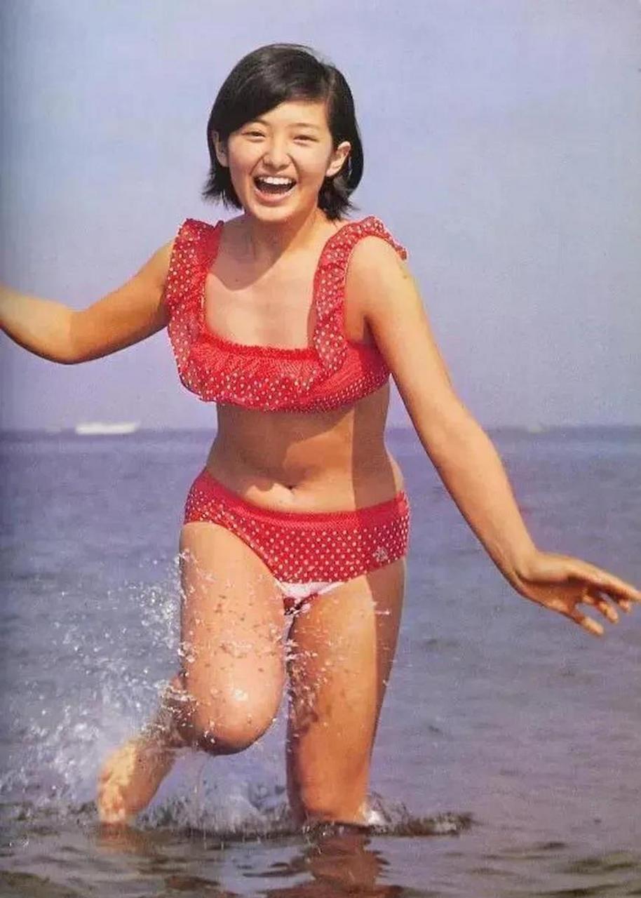 有种清纯美叫山口百惠,穿泳装也呆萌可爱,不愧是80年代日本一代女神