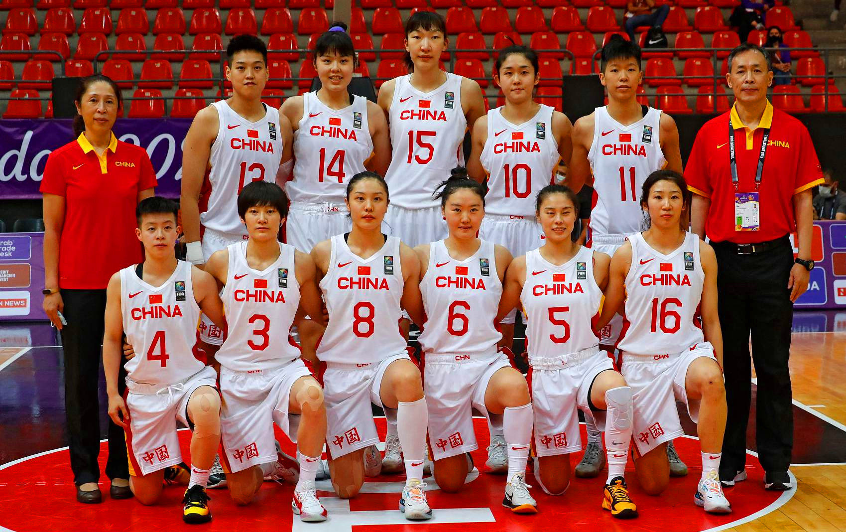亚洲杯中国女篮大胜澳大利亚,为什么中国男足输得如此之惨?