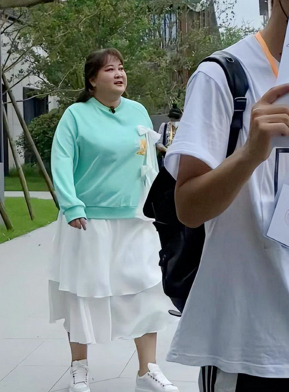 贾玲瘦了多少?一身黑难掩s型曲线,美到差点认不出