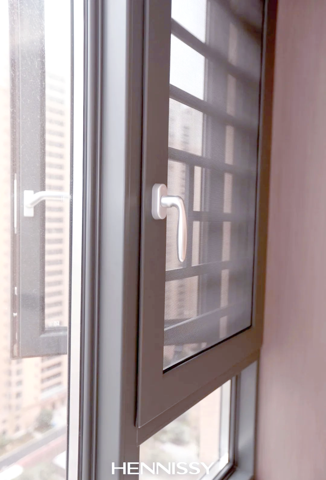 窗纱一体平开窗:家装新宠的优点与安装指南