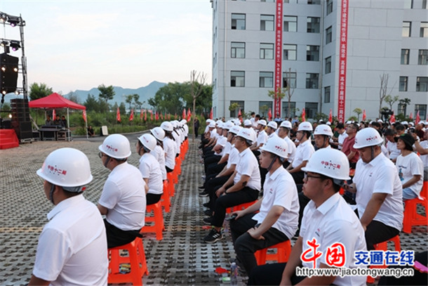 情暖雄忻高铁建设者