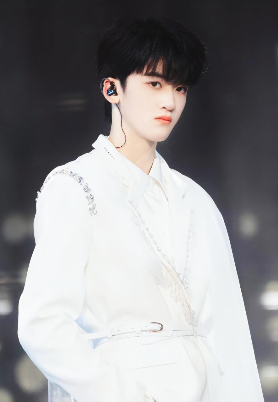 邓佳鑫这是什么神仙宝藏男孩 会唱歌,会跳舞,颜值高,写字漂亮…军训还