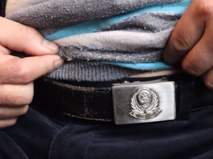 湖北一男子皮带解不开求助消防员,看到皮带头标志网友议论纷纷!