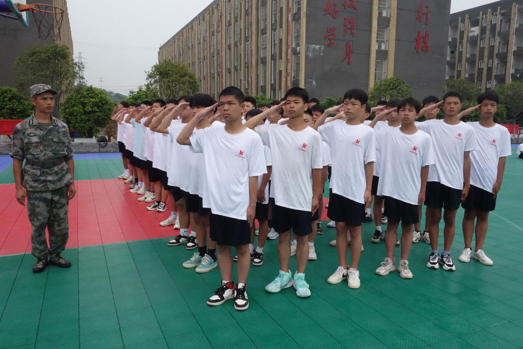 内江市科技开发学校新生军训队列训练:亮丽风景线
