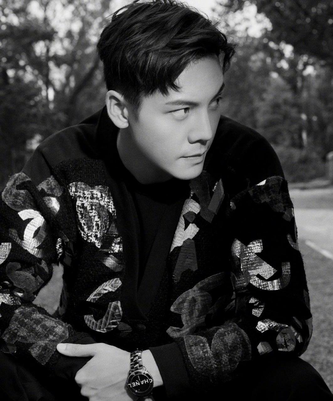 陈伟霆最新一组大片来袭,在黑白间演绎的时尚大片,质感十足,你永远